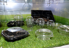 Quest'anno ILIP ha presentato, tra le varie soluzioni di imballaggio, anche queste tipologie pensate per il food service: contenitori per insalate pronte e bicchieri con coperchio di vario formato.