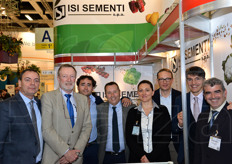 Una bella foto di gruppo allo stand della sementiera italiana ISI Sementi. Il secondo da sinistra e' Lou Spijker. Gli ultimi due a destra sono Paolo Boni e Jose Gomez.