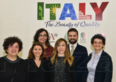 Il sempre dinamico staff CSO! Da sinistra a destra, in prima fila: la direttrice Elisa Macchi, la responsabile ai servizi internazionali Bianca Bonifacio, la resp. legislazione e progettazione Simona Rubbi, Daria Lodi dell'uff. statistica e osservatorio di mercato; in seconda fila, la resp. comunicazione Alessandra Ravaioli e Luca Mari dell'ufficio marketing e comunicazione.