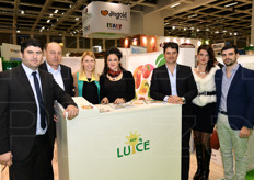 Foto di gruppo presso la AOP Luce: Felice Petrillo (presidente), Enzo Matacchione (consigliere di amministrazione), Serena Pittella (resp. marketing), Loredana di Mandro, Giacomo Galdiero, Giusy Pimpinella e Benedetto Pimpinella (Uff. commerciale).