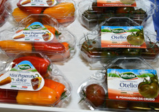 Mini peperoni dolci e pomodorini da crudo.