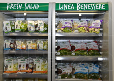 Grazie all'accordo siglato con Cultiva, la societa' nata dalla OP Valle Padana, Alegra ha presentato a Fruit Logistica la Linea Benessere Valfrutta, 5 referenze di verdure in busta (frigo di destra), che si aggiungono alle insalate fresche, anche in monoporzione (frigo a sinistra).