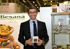 Il marketing e commercial manager Renato De Goyzueta mostra una delle new entry nel vasto assortimento di frutta secca e disidratata del gruppo Besana.