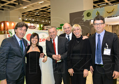 Sorridente foto di gruppo presso lo stand della Granfrutta Zani di Faenza (Ravenna). Da sinistra a destra: Alessandro Zani, Francesca Borghi, Raffaele Bucella, Euro Bassi, Elisa Zani ed Enrico Silighini.