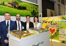 Lo stand del Gruppo Ceradini, proprietario del marchio KingFruit per kiwi a polpa verde e gialla. In foto: Roman Donchenko, Massimo Ceradini, Cristina Stamate e Andreia Rusz.