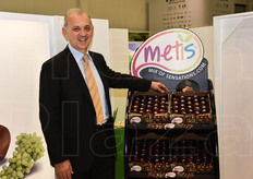 Giancarlo Minguzzi dell'omonima OP di Alfonsine, Ravenna, mostra il cavallo di battaglia nell'offerta di drupacee: la linea Metis.