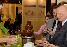 Anche Marco Rivoira e il direttore di Opera Luca Granata degustano le pere al cioccolato.