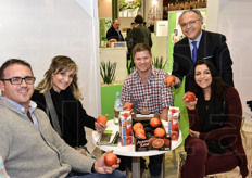 Nello Alba e Sara Grasso (sulla destra), a colloquio con alcuni clienti.