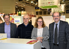 Foto di gruppo presso lo stand Orogel Fresco; Realdo Mastini (presidente), Mauro Ascani (Uff. commerciale settore frutta), Liuba Tumedei e Mauro Battistini (Uff. commerciale settore ortaggi).