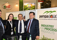 Enrnesto Fornari (direttore di Canova, la societa' specializzata nel settore del biologico del Gruppo Apofruit), insieme alla direttrice di FreshPlaza Rossella Gigli e a Ibrahim Saadeh e Ivo Lanconelli della OP Pempacorer.