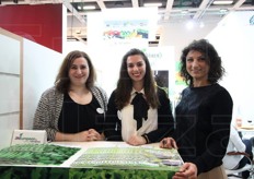 Sara Bilato e Marta Del Testa della JWEuropean Incorporating Verdino, insieme a Chiara Brizzi di Isola Verde. Le due societa' hanno una partnership commerciale nella vendita in particolare di prodotti di I gamma.