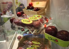 Isaaq, la mela snack della Kiku, qui nel pack da 4 e da 2 mele.