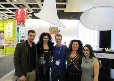 Lo staff de L'Insalata dell'Orto con il cliente olandese Fred De Mooij (al centro). Da sinistra gli altri sono: Nicola Tanduo, Raffaella e Cinzia Busana, Valentina Griggio.