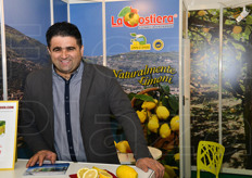 "Ferdinando Vinaccia, titolare de "La Costiera", in uno stand allestito come un giardino di limoni."
