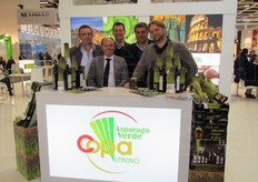 Stand della Cooperativa Ortofrutticola Produttori Associati COPA. Da sinistra: Lamberto Marcoaldi (consigliere), Giancarlo Benella (direttore amministrativo e commerciale), Luigi Consalvi ed Ernesto Baglioni (consiglieri), Fabio Fragassi (responsabile del magazzino).