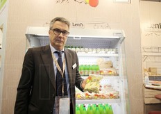 Giampietro Perico, business unit manager di Leni's, ci mostra una delle novita' di quest'edizione di Fruit Logistica. L'azienda nota per il suo snack a base di spicchi di mele ha infatti presentato il pack da 200 grammi. Dentro un mix di spicchi di 3 mele a bucce diverse: bianca, rossa e verde.