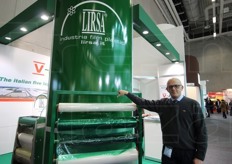 Giuseppe Massa dell'azienda Lirsa, specialista in film plastici, mostra i prodotti portati in fiera.