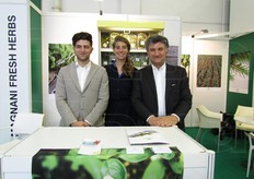 Prima volta in fiera da espositori per la Magnani di San Polo d'Enza (RE), specializzata in erbe aromatiche fresche. In foto: Paolo (a sinistra) e Luca Magnani (a destra) insieme a Lea Schlude.