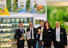 Foto di gruppo presso lo stand della bergamasca Mioorto: Lorenzo redolfi, Marco Giulio Bertoli, presidente della OP Mioorto e il fratello Severino Bertoli, Laura Pedrini e Bruno Signorelli (commerciale Italia).