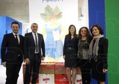 Stand del Gruppo Nava, una realta' dinamica specializzata nella selezione e distribuzione dei prodotti freschi italiani di alta qualita' sui mercati internazionali. Il suo core business e' l'uva da tavola prodotta in loco, nel distretto di Rutigliano (BA). Nella foto, da sinistra: Luigi Antresini, Elio Pirulli, Marzia Fazio, Licia Sabatelli e Urszula Densna.