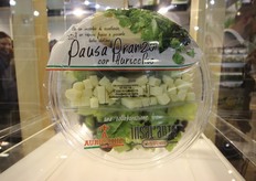 Durante un'apericena Ortoromi ha tolto il velo sull'ultima referenza della linea ciotole Pausa Pranzo: un mix di insalate da gustare insieme alla provola, grazie alla collaborazione tra l'azienda di Borgoricco (PD) e Auricchio.