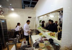 Cuochi al lavoro nello stand Ortoromi.