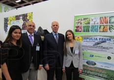 Stand della Penta Food. L'azienda nel corso degli anni ha acquisito molta esperienza perfezionandosi nella produzione e nella commercializzazione di una vasta gamma di prodotti di alta qualita', lavorati e confezionati con moderni impianti tecnologici. In foto: Laura Di Blasio, Gaetano e Giuseppe Distaso, Raffaella Marrone.