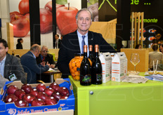 Domenico Sacchetto con alcuni prodotti tipici del territorio.