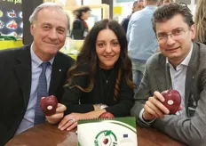 Domenico Sacchetto, Alessandra Sacchetto e Alberto Invernizzi della OP Piemonte Asprofrut con la tipica Mela Rossa di Cuneo IGP.