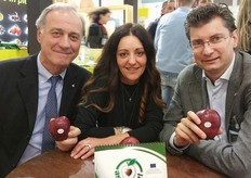 Domenico Sacchetto, Alessandra Sacchetto e Alberto Invernizzi della OP Piemonte Asprofrut con la tipica Mela Rossa di Cuneo IGP.