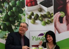 Jean Pierre Caruel della Sofruileg, l'azienda francese detentrice del marchio di kiwiberry Nergi, insieme a Renata Cantamessa dell'ufficio commerciale e marketing di Ortofruit Italia, esclusivista Nergi per l'Italia.