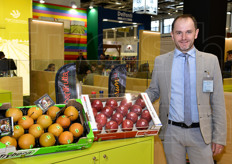 Alessio Chiabrando della piemontese AurumFruit, in stand congiunto con la Sanifrutta.