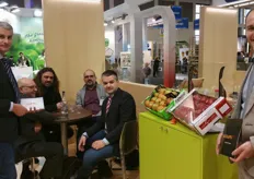 Staff della coop Sanifrutta (Fabrizio Barale, primo a sinistra ed Enzo Garnero seduto al tavolo sulla destra), con alcuni clienti. Alessio Chiabrando di AurumFruit e' l'ultimo a destra nella foto.