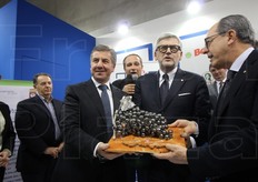 Gia' l'aveva ritirato 8 anni fa: Francesco Pugliese (al centro nella foto), ad COnad, e' cosi' il primo a ricevere due vole il Grappolo d'Argento. A premiarlo, a destra nella foto, l'onorevole Paolo de Castro.