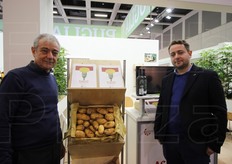 Stand della Coop Acli Racale, all'interno della collettiva Regione Puglia. In foto: Enzo e Federico Manni.