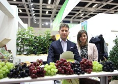 Vito Liturri (product manager) e Giovanna Gallo (sales & marketing assistant) dell'azienda Agricoper di Noicattaro (BA), impegnata da anni nel garantire l'eccellenza di tutte le sue uve stabilendo un perfetto equilibrio tra tradizione e innovazione, passato e futuro, artigianalita' e tecnologia con tecniche di coltivazione che tutelino la biodiversita' e la sostenibilita'.