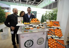 "Marco e Michele Campobasso insieme all'interprete Ilaria, nello stand congiunto delle omonime aziende agricole. "Il segnale e' positivo, stiamo crescendo e consolidando la nostra posizione, con nuovi contatti"."