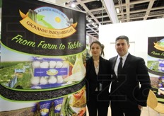 "Giovanni Pasquariello dell'omonima azienda agricola di Carapelle (FG), insieme alla hostess Viktoria. "Per gli asparagi - core business dell'azienda insieme ai finocchi - si prevede una quindicina di giorni di anticipo"."