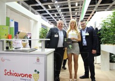 Michele Schiavone, Lenka Brostikova e Matteo Marzocco allo stand della Schiavone Group, cooperativa nata nel 1956 che include le piu' grandi aziende produttrici di frutta e verdura di tutta l'Italia e che da oltre 20 anni esporta uva da tavola.