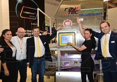 In foto, la collaboratrice Pani, Ferdinando Gargiulo (technical service), Cristian Sani (sales director), Florentina e Nicola Avanzini (sales area manager Europa dell'Est e Asia). E si celebra tutti insieme la 900ma macchina realizzata!