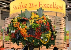 L'Albero della Vita nello stand collettivo siciliano, realizzato con i prodotti della terra sicula.