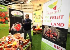 Vittorio Gona della Alba Bio, azienda specializzata nella produzione e commercializzazione di ortaggi e frutta biologici certificati. Ampia la varieta' di pomodoro offerta dall'azienda: grappolo, ciliegino, datterino, ovale, mini san marzano e piccadilly.