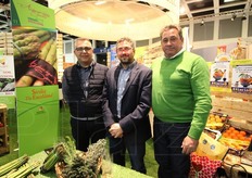 "Stand Consorzio Produttori Agricoli "Asparago Sovrano". In foto troviamo Gaetano Ciotta, Enzo Rasa' e Claudio Aranzulla. Dal punto di vista organolettico il prodotto ha qualita' eccellenti, riconosciute in Italia e in numerosi paesi europei, poiché le particolari condizioni pedo-climatiche conferiscono all'asparago un sapore delicato ma allo stesso tempo sapido e armonioso."
