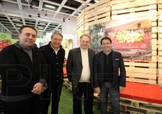 Salvatore Consoli, Angelo Astorino e Giovanni Raniolo del Consorzio di Tutela dell'Uva di Mazzarrone IGP (Indicazione Geografica Protetta) insieme all'assessore regionale all'agricoltura, Antonello Cracolici (il secondo da destra).