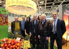 Stand del Consorzio Euroagrumi di Biancavilla, in provincia di Catania. Da sinistra: Lucio Oliveri (produttore), Salvatore Rapisarda (presidente), Carlotta Rapisarda, il dott. Torrisi, Sara Cavallaro, Carmelo Vazzana, Francesco Barricane.
