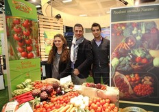 Hilary, Gianluca Ruggeri (Azienda Trasporti Ruggeri Domenico) e Ignazio Milana allo stand dell'azienda agricola biologica Milana Giovanni, che si distingue per la produzione di ortofrutticoli biologici, in particolare carote novelle.