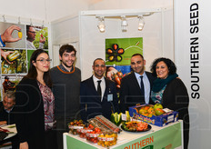 Lo stand della ditta sementiera siciliana Southern Seed. Foto di gruppo con Benedetta Scolese, Niccolo' Terzaroli, Giovanni Incardona, Giuseppe Dezio e Marinella Inghisciano.