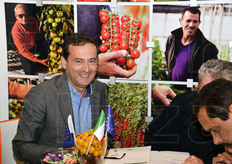 L'amministratore unico della Southern Seed, Salvatore Cassiba a colloquio con alcuni clienti.