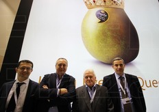 "Cesare Spreafico, Dario Sambinello, Carlo Spreafico e Claudio Perini, in posa davanti alla "regina" delle pere."