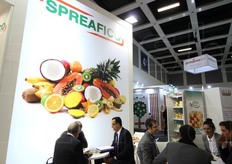 Stand Spreafico, azienda integrata che si colloca come partner affidabile e professionale per tutti gli interlocutori del settore ortofrutticolo. L'attivita' aziendale copre tutte le fasi della filiera ortofrutticola, dalla produzione alla commercializzazione, e offre una fornitura di servizi di valore per i propri clienti e partner. Il titolare Raffaele Spreafico a colloquio con dei clienti.